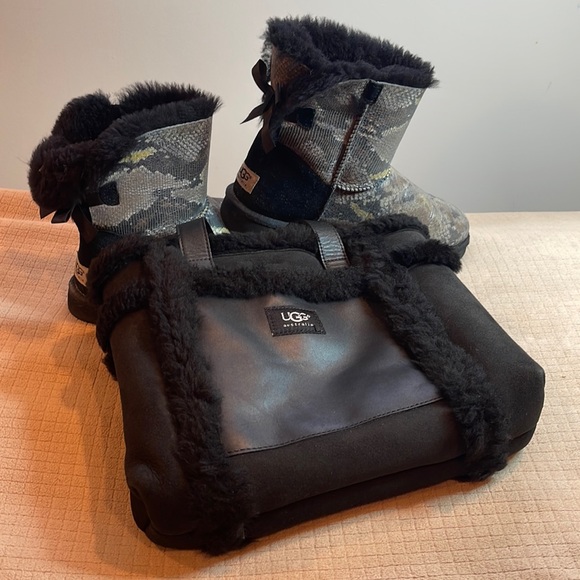 UGG Handbags - Ugg Black Shearling Grab Bag Tote